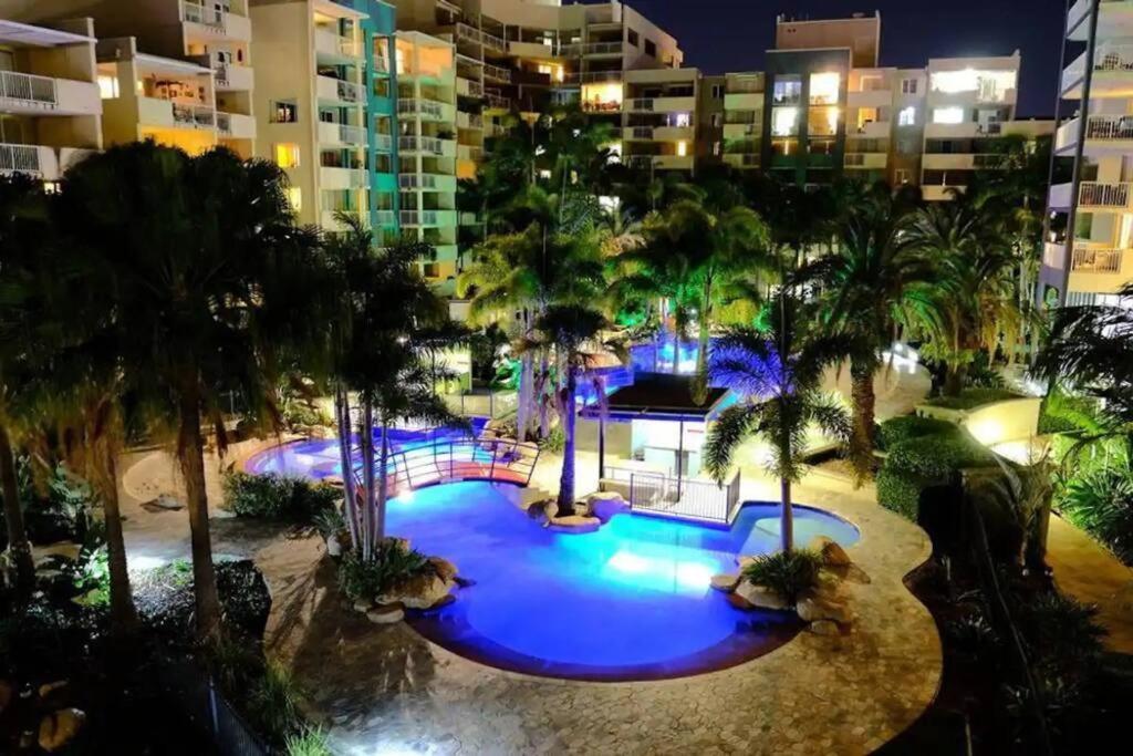 Retro Chic Vibes, Tropical Pool & Prime Location *