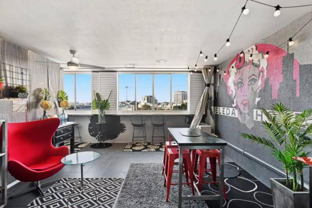 Retro Chic Vibes, Tropical Pool & Prime Location *