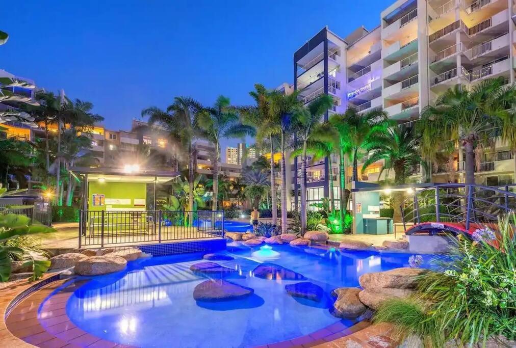 Retro Chic Vibes, Tropical Pool & Prime Location